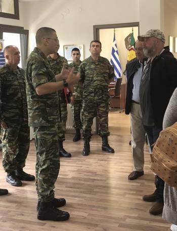 Ο Ανδρέας Δρακόπουλος, πρόεδρος του Ιδρύματος Σταύρος Νιάρχος, παρακολουθεί Τακτική Άσκηση στη Στρατιωτική Σχολή Ευελπίδων